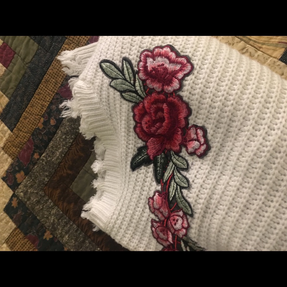 🌹🌿Embroidered Cropped Sweater